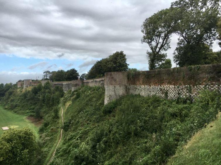 Au Dela Des Remparts Villa Montreuil  Kültér fotó